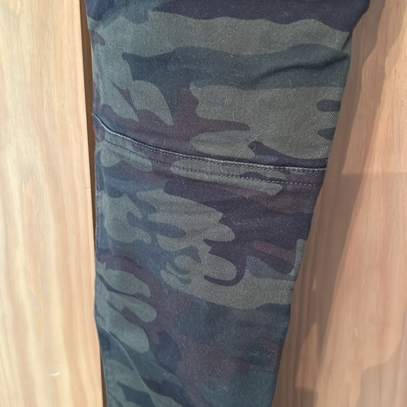 Super comfy slim fit designer camo jeans - Picture 6 of 6